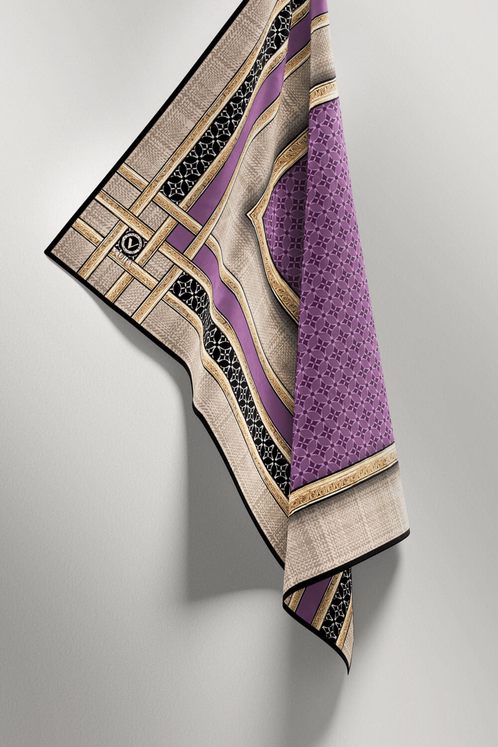 Twill Gold Bordürlü Geometrik Desenli Lila Renkli 90x90 Eşarp (İpek İçermez) Kenar Dikiş Şekli El Dikişli