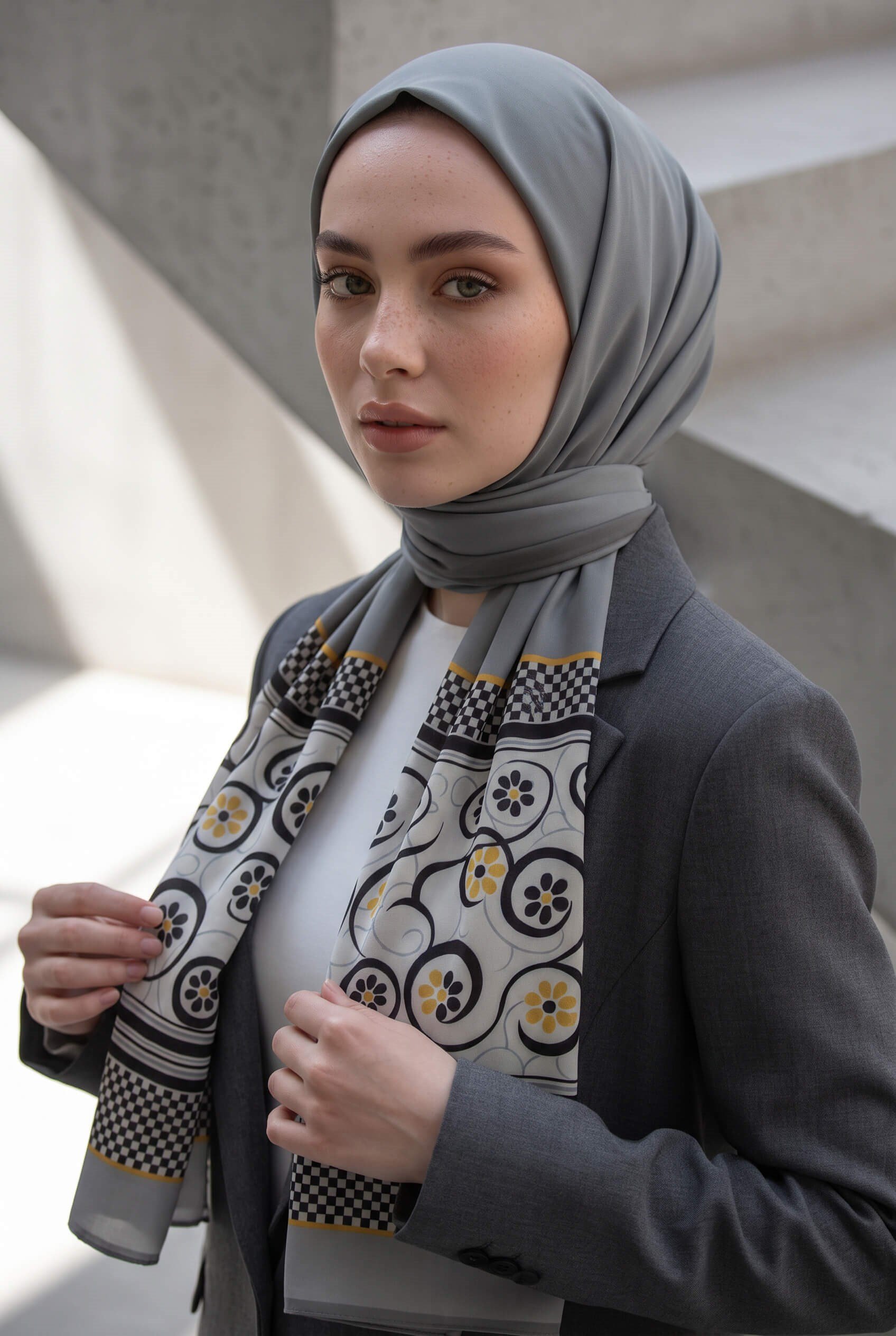 KREP KENAR MOTİFİ ÇİÇEK DESENLİ GÜMÜŞ RENKLİ 75X195 KIRIŞMAZ ŞAL