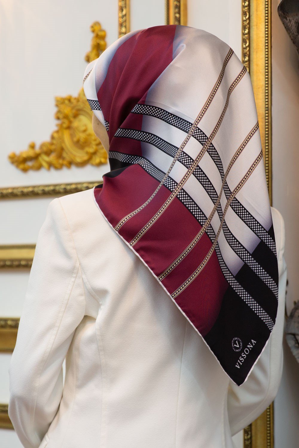 %100 Twill İpek Geometrik Desenli Siyah - Bordo Renkli 90x90 Eşarp Dikim Şekli : El Dikişi