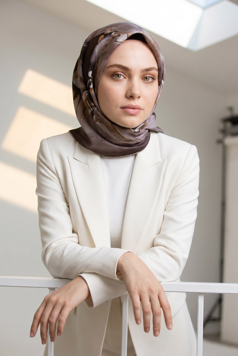 %100 Twill İpek Batik Çiçek Desenli Kahverengi - Krem Renkli 90x90 Eşarp Dikim Şekli : El Dikişi