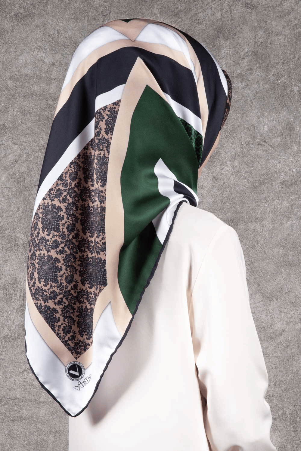 Twill Geometrik Barok Desenli Zümrüt Yeşili - Siyah Renkli 90x90 Eşarp (İpek İçermez) Kenar Dikiş Şekli El Dikişli