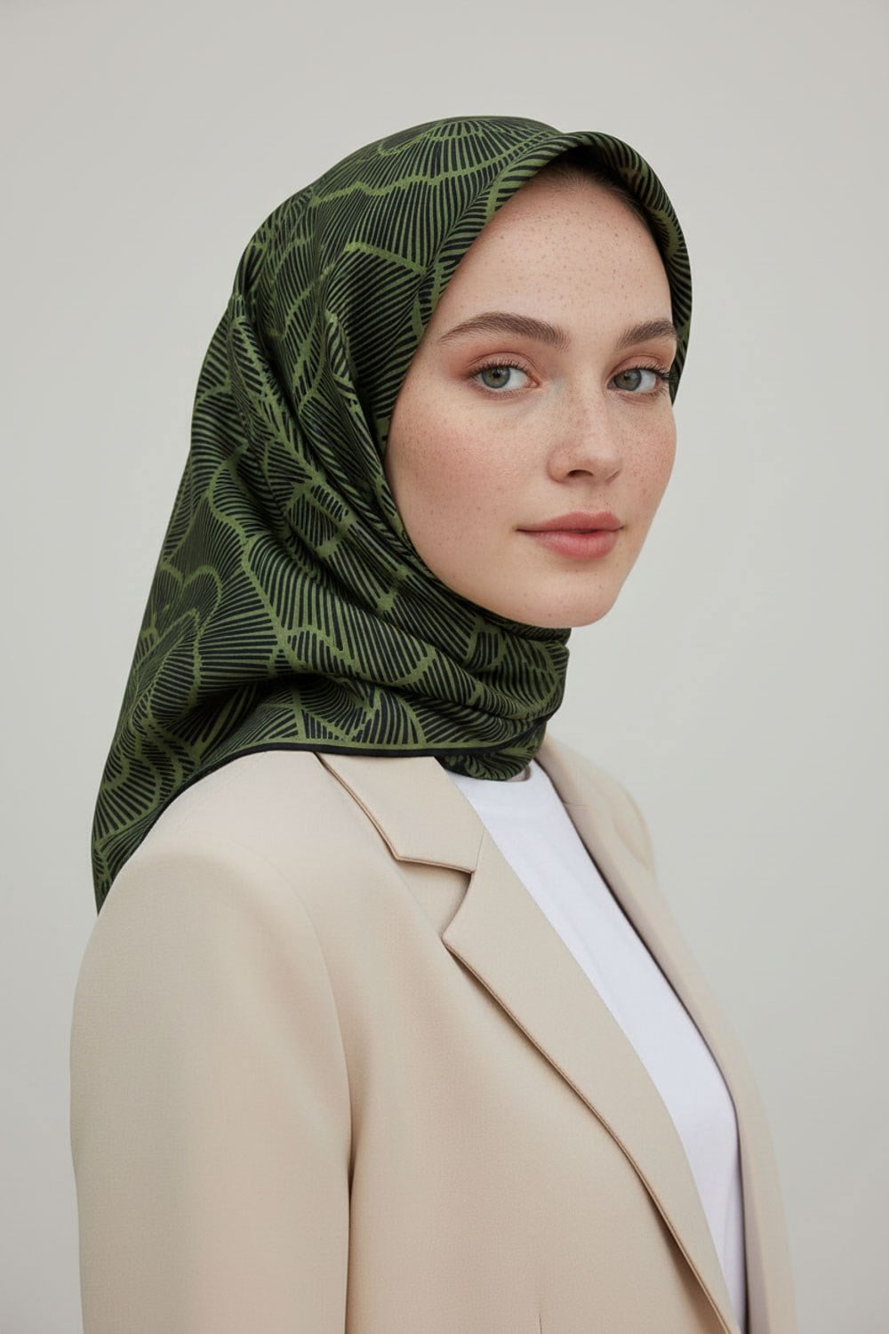 %100 Twill İpek Geometrik Desenli Haki - Siyah Renkli 90x90 Eşarp Dikim Şekli : El Dikişi