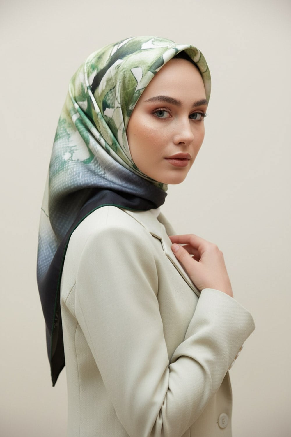%100 Twill İpek Suluboya Çiçek Desenli Zümrüt Yeşili - Haki Yeşili Renkli 90x90 Eşarp Dikim Şekli : El Dikişi