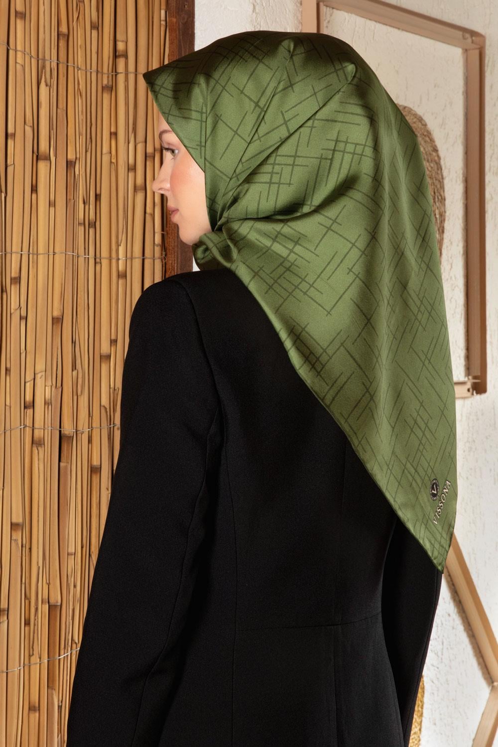 %100 Twill İpek Çizgi Desenli Haki Yeşili Renkli 90x90 Eşarp Dikim Şekli : El Dikişi