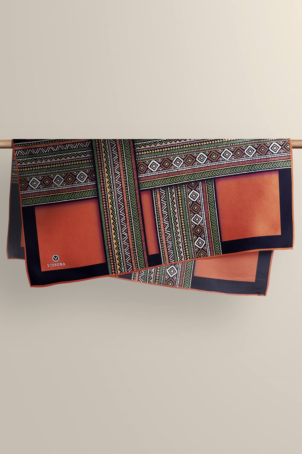 % 57 İPEK % 43 VİSKON Twill İpek Etnik Desenli Taba - Haki Renkli 90x90 Eşarp Dikim Şekli : El Dikişi