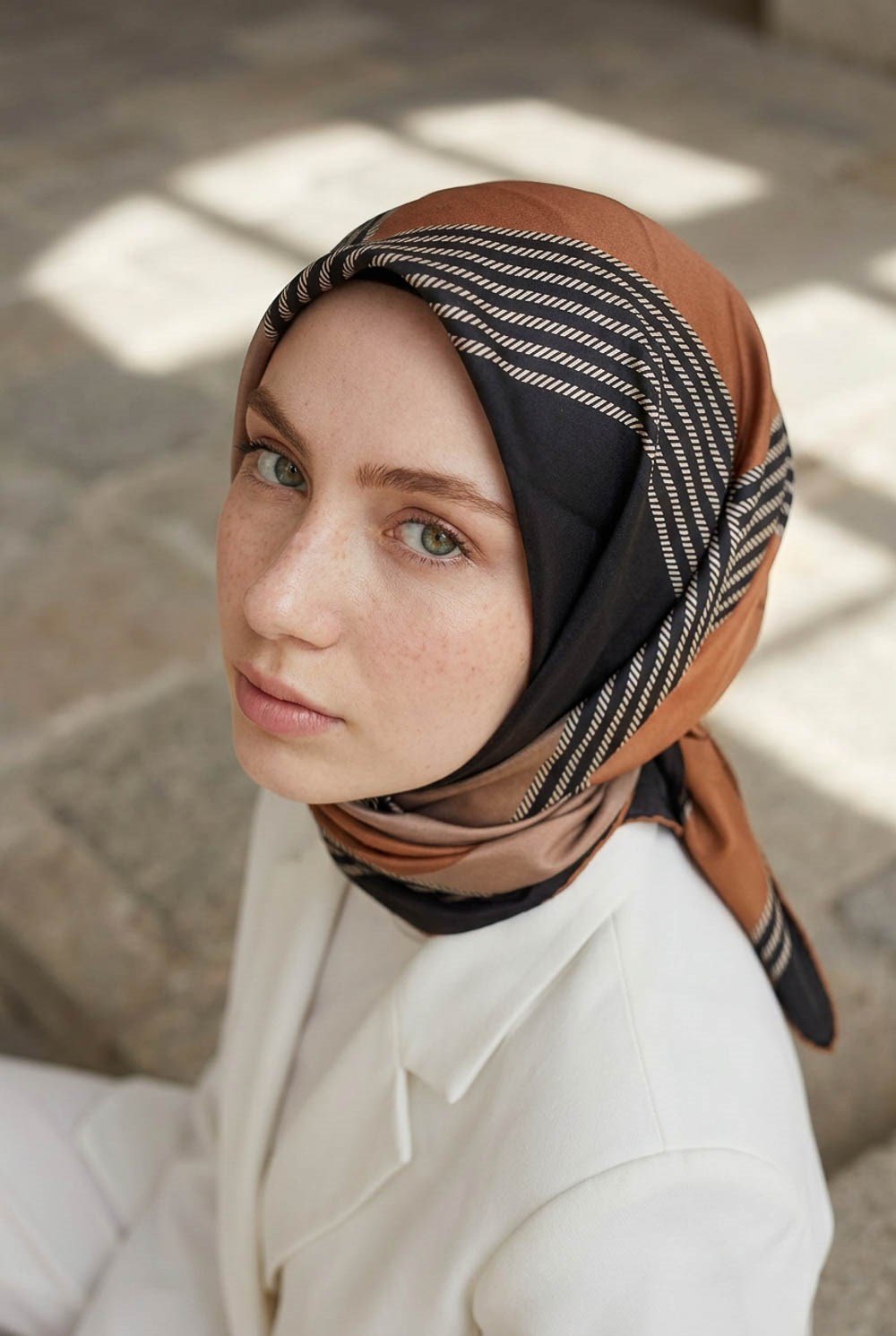 %100 Twill İpek Geometrik Desenli Hardal Renkli 90x90 Eşarp Dikim Şekli : El Dikişi