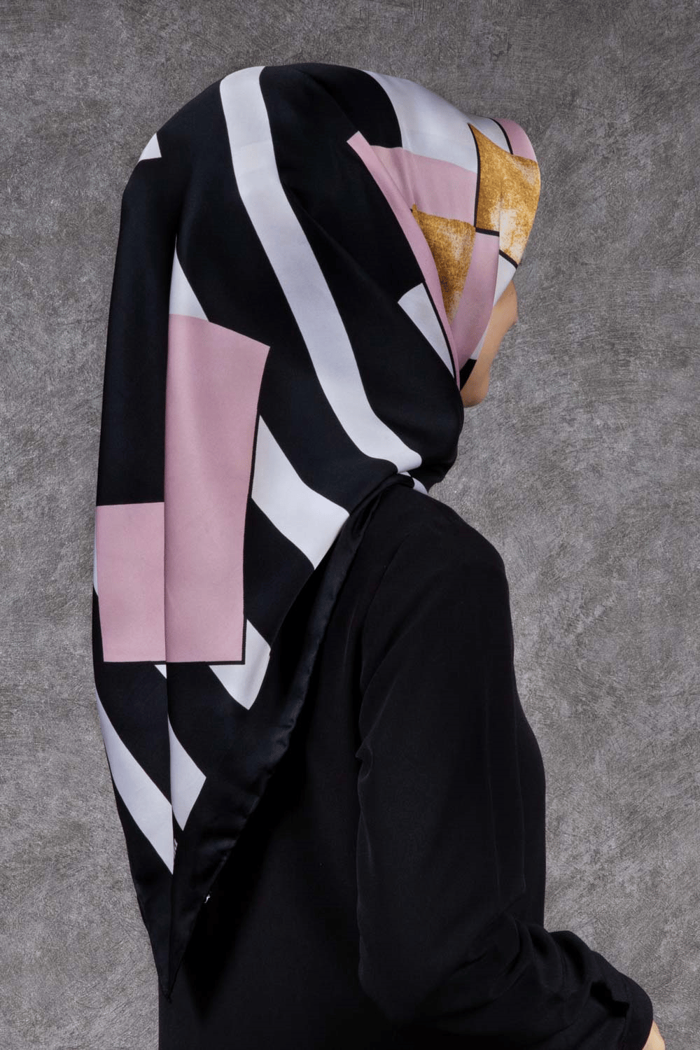 Twill Çizgili ve Gold Desenli Siyah - Pudra Renkli 90x90 Eşarp (İpek İçermez) Kenar Dikiş Şekli El Dikişli