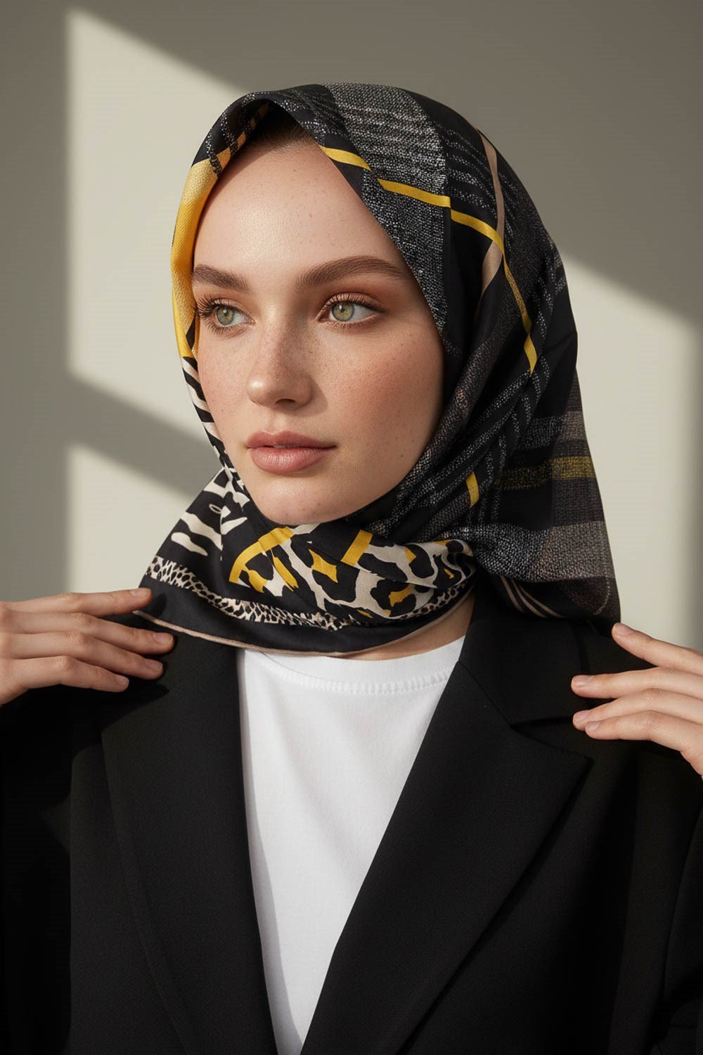 %100 Twill İpek Ekoseli Ve Leopar Desenli Siyah - Gold Renkli 90x90 Eşarp Dikim Şekli : El Dikişi