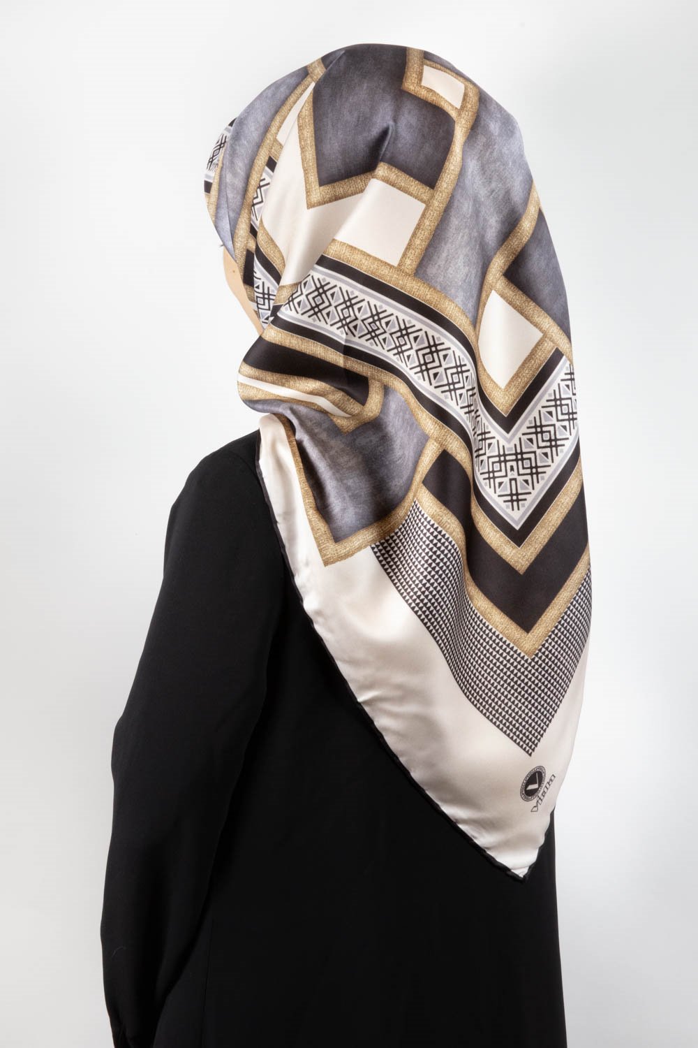 Twill Geometrik Desenli Gri Renkli 90x90 Eşarp (İpek İçermez) Dikim Şekli : El Dikişi