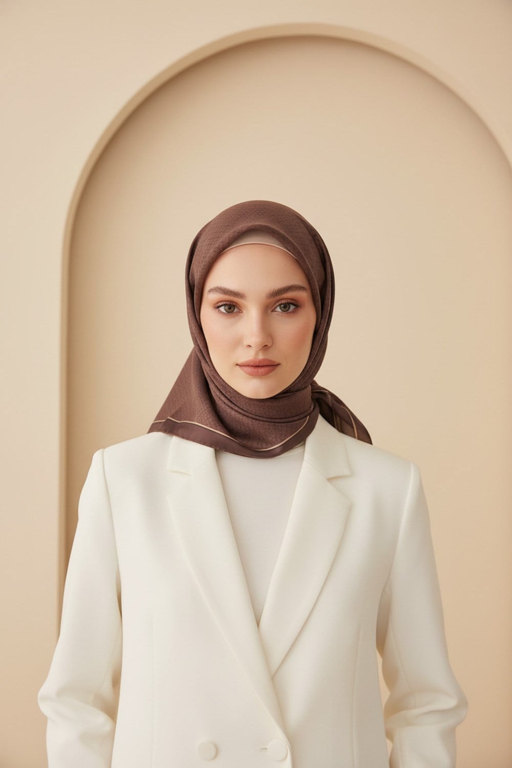 %100 Twill İpek Minik Motif Desenli Kahverengi Renkli 90x90 Eşarp Dikim Şekli : El Dikişi