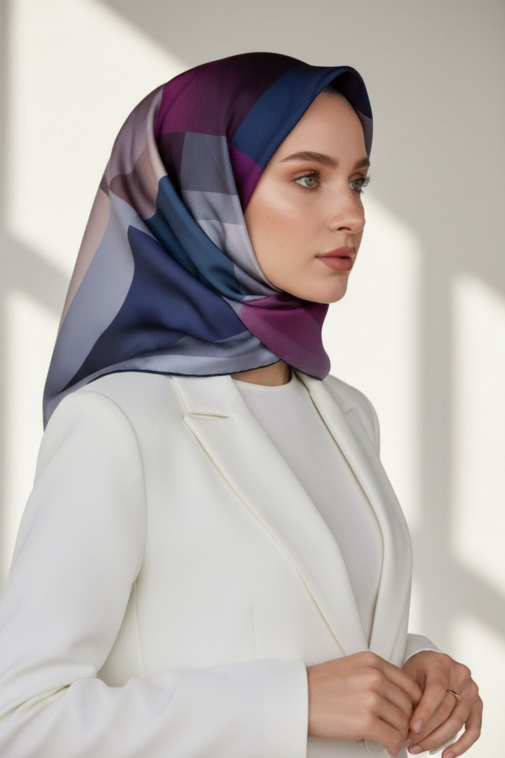%100 Twill İpek Geometrik Desenli Mürdüm - İndigo Renkli 90x90 Eşarp Dikim Şekli : El Dikişi