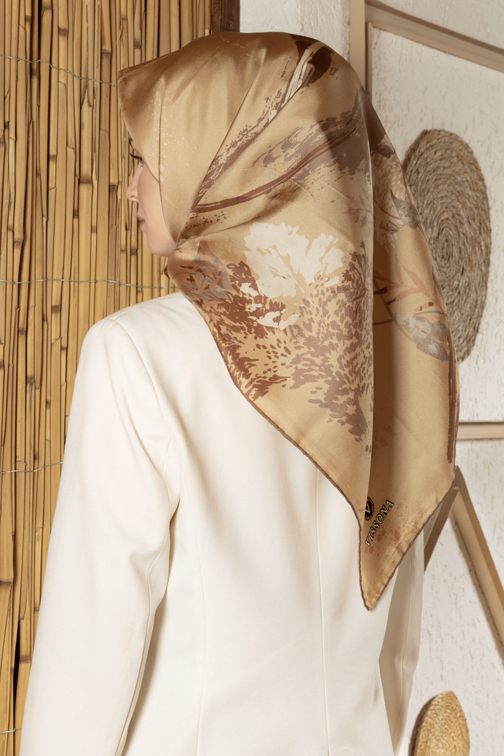 %100 Twill İpek Suluboya Çiçek Desenli Bej Renkli 90x90 Eşarp Dikim Şekli : El Dikişi