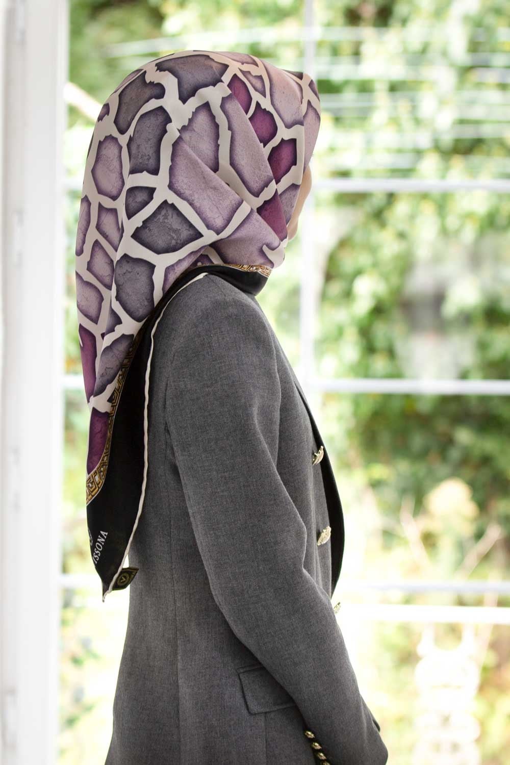 %100 Twill İpek Zürafa Desenli Gül Kurusu - Pudra Renkli 90x90 Eşarp Dikim Şekli : El Dikişi