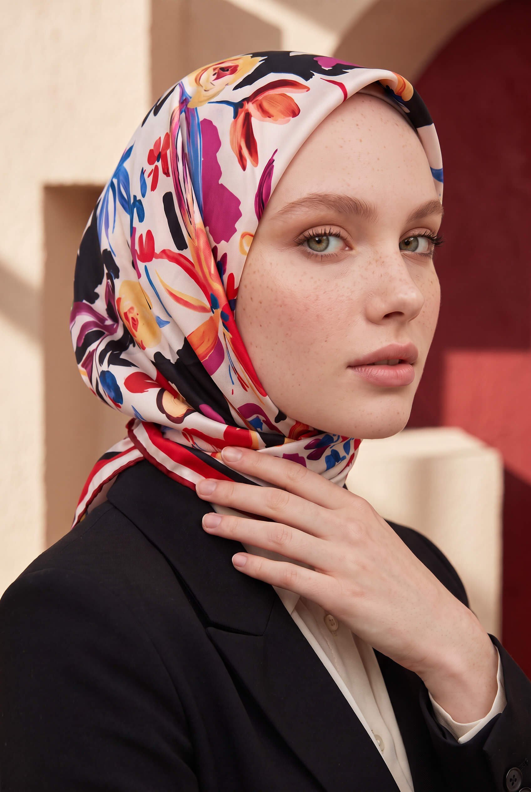 Rayon Çiçek Desenli Kırmızı Renkli 90x90 Dikim Şekli : El Dikişi Eşarp (İpek İçermez)