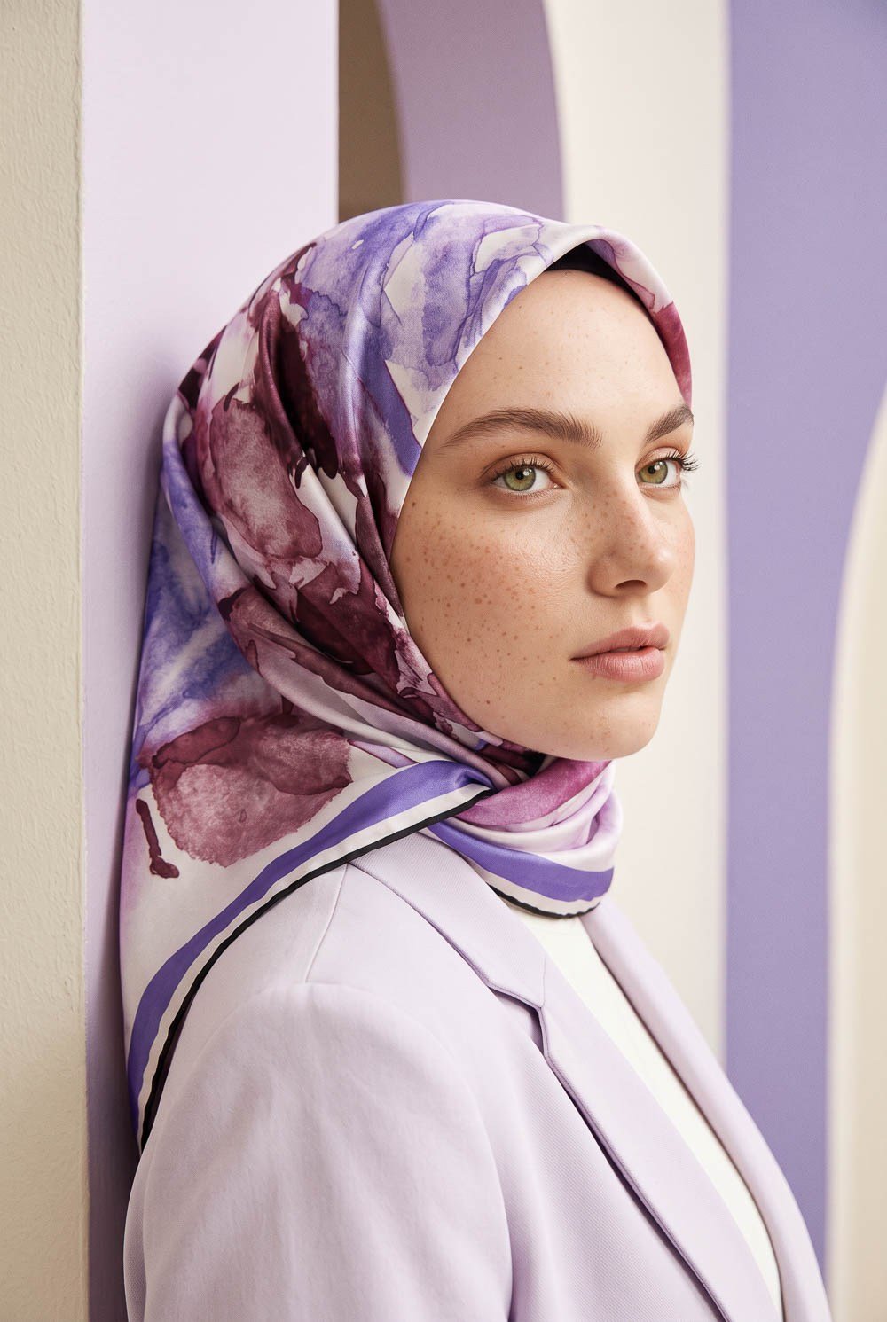 Rayon Çiçek Desenli Mor Renkli 90x90 Eşarp (İpek İçermez) Kenar Dikiş Şekli El Dikişli