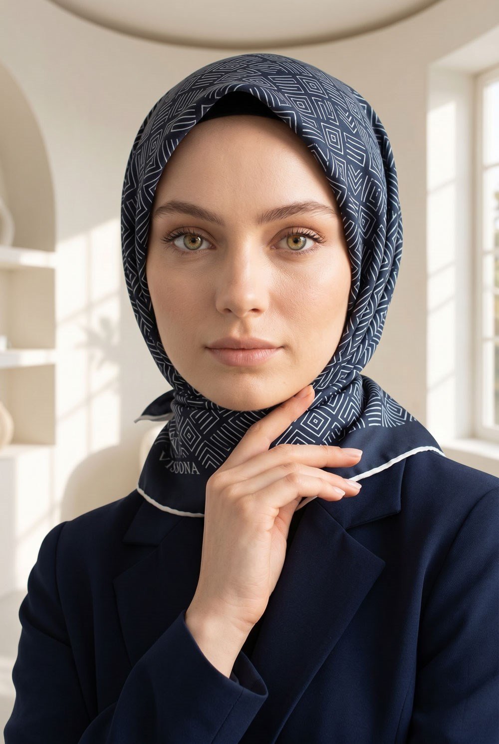 %57 İPEK %43 VİSKON Twill İpek Etnik Motif Desenli Lacivert - Krem Renkli 90x90 Eşarp Dikim Şekli : El Dikişi