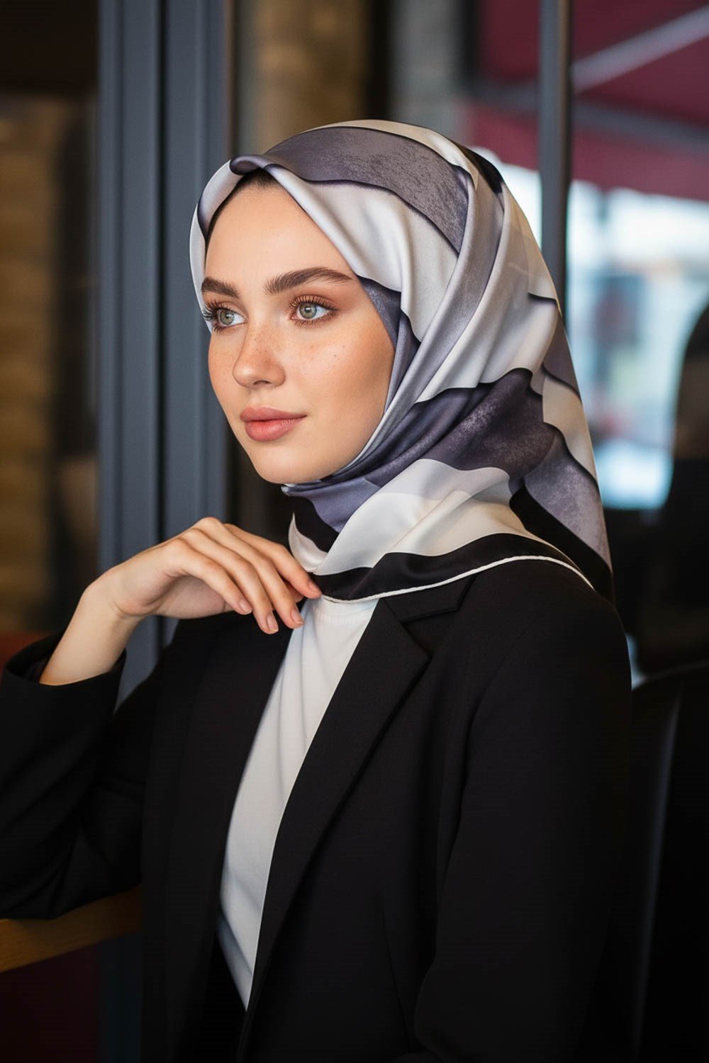 % 57 İPEK % 43 VİSKON Twill Geometrik Bulut  Desenli Siyahlı Grili  Renkli 90x90 Eşarp Dikim Şekli: El Dikişi
