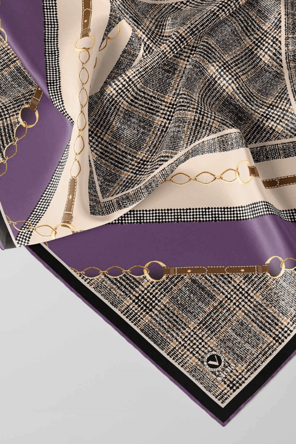 Twill Kemer ve Zincir Detaylı Ekose Desenli Lila Renkli 90x90 Eşarp (İpek İçermez) Kenar Dikiş Şekli El Dikişli