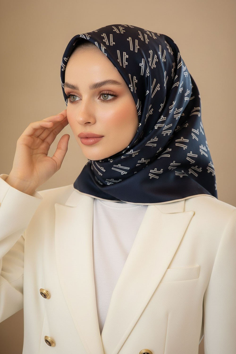 %100 Twill İpek Geometrik Desenli Lacivert - Krem Renkli 90x90 Eşarp Dikim Şekli : El Dikişi