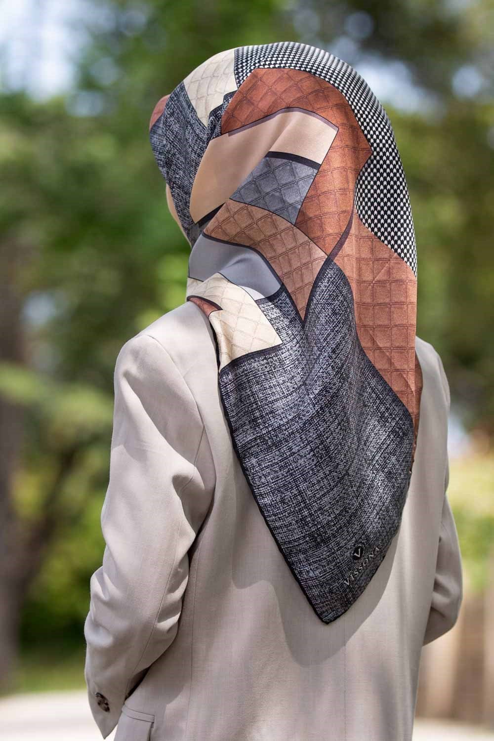 %100 Twill İpek Kazayaklı Ve Geometrik Desenli Gri - Bakır Renkli 90x90 Eşarp Dikim Şekli : El Dikişi