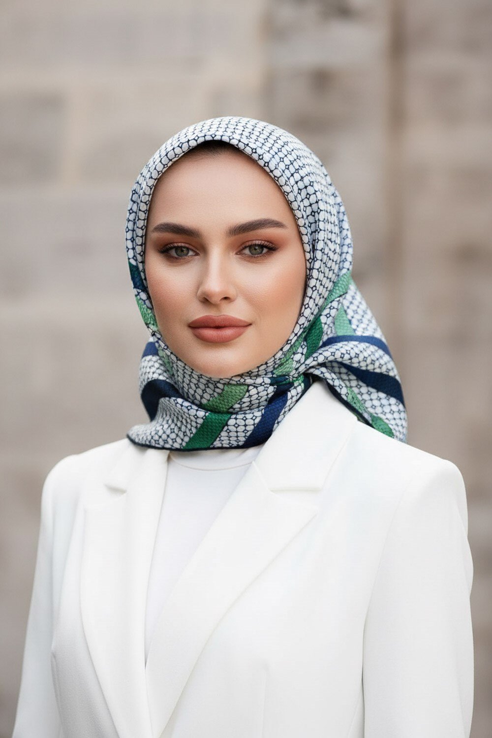 %100 Twill İpek Bantlı Monogram Desenli Zümrüt Yeşili - Lacivert Renkli 90x90 Eşarp Dikim Şekli : El Dikişi