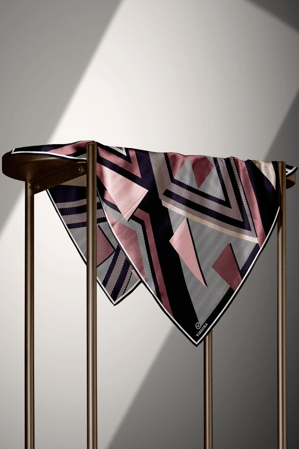 % 57 İPEK % 43 VİSKON Twill İpek Geometrik Desenli Pudra - Siyah Renkli 90x90 Eşarp Dikim Şekli : El Dikişi