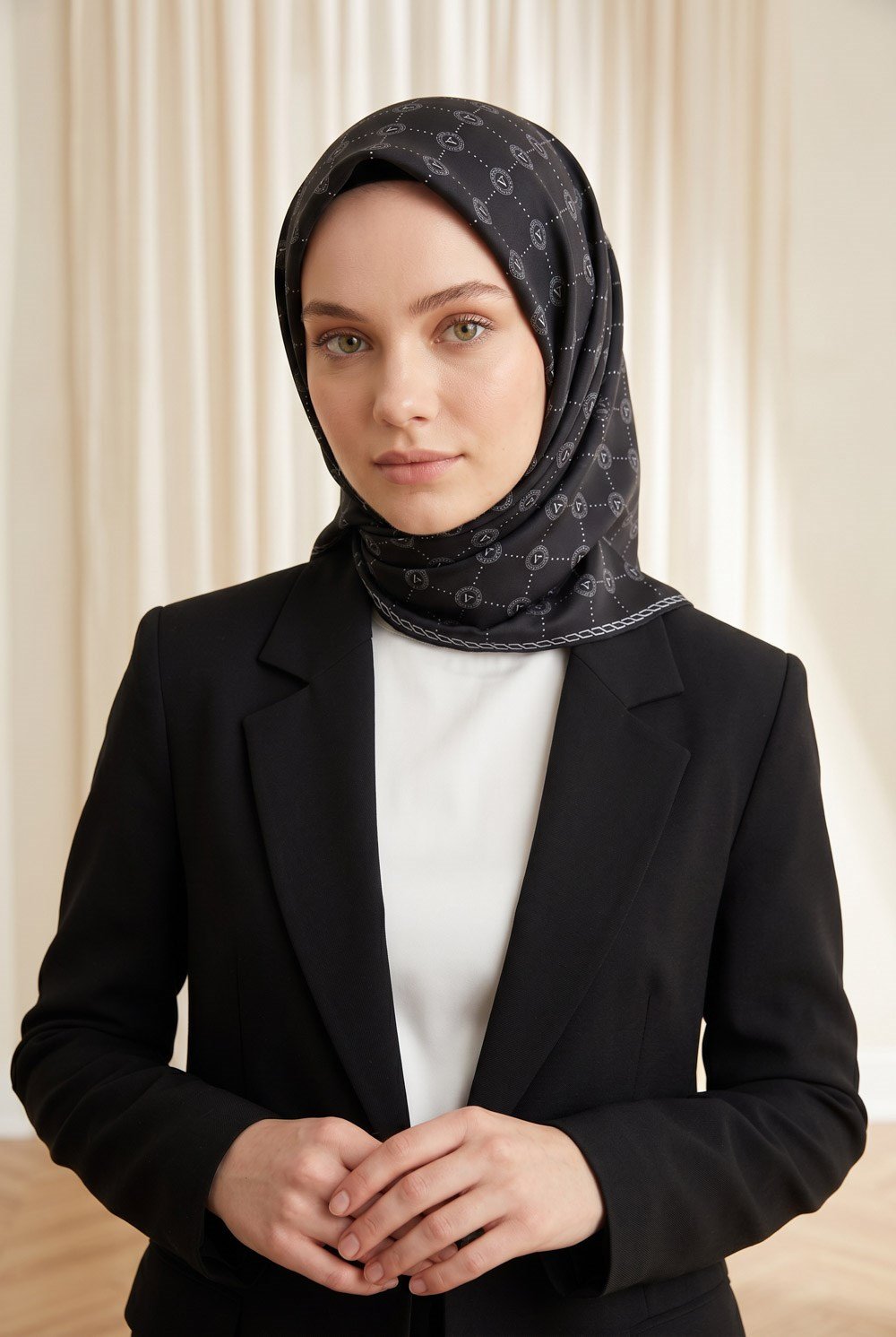 %100 Twill İpek Monogram Desenli Siyah - Gri Renkli 90x90 Eşarp Dikim Şekli : El Dikişi