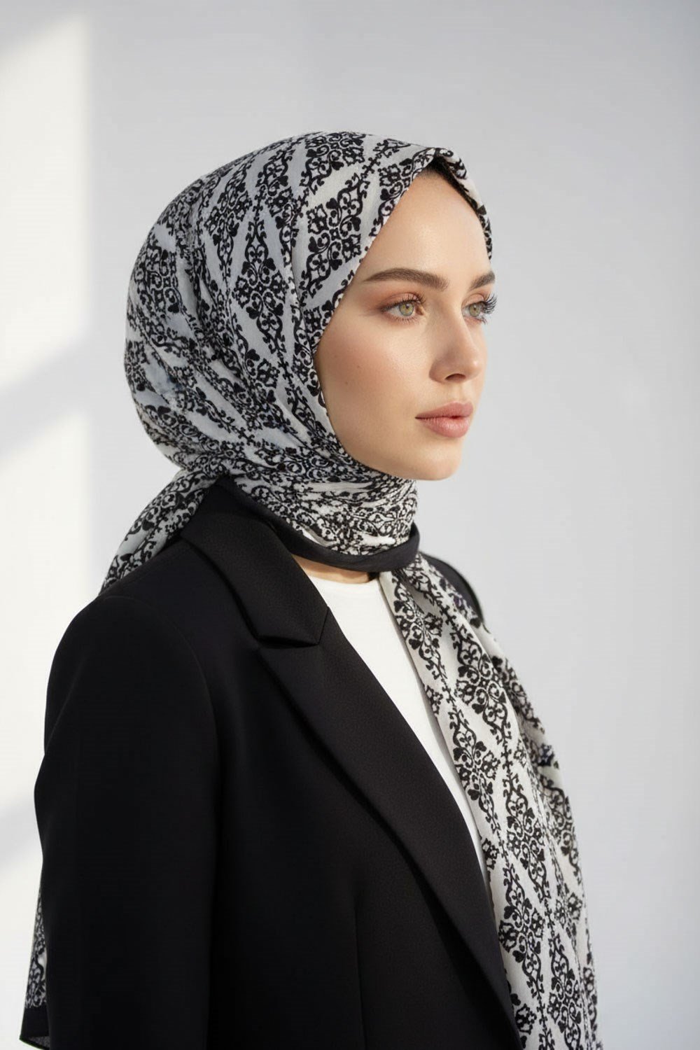 KREP BAROK DESENLİ KREM RENKLİ KIRIŞMAZ ŞAL
