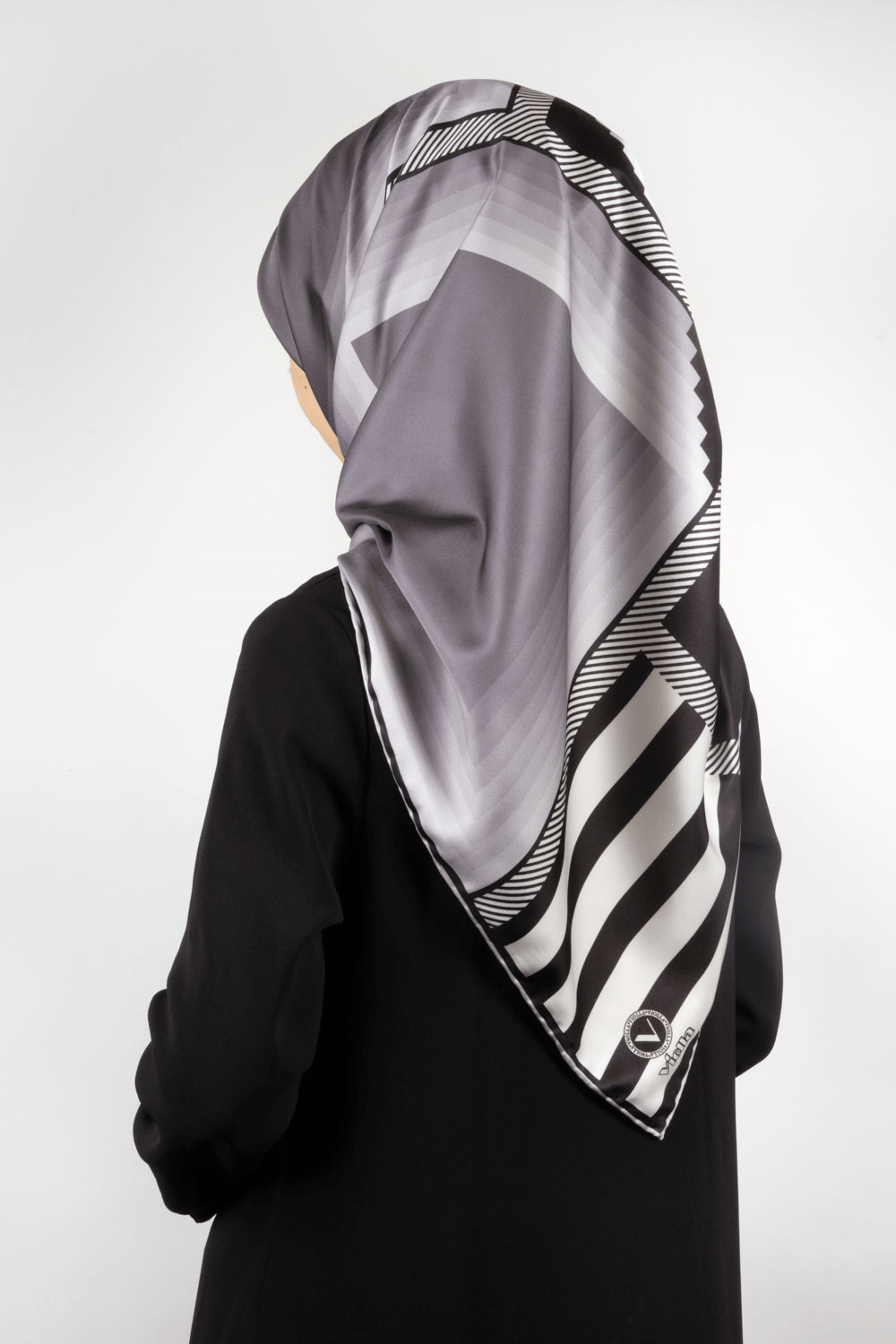 Twill Geometrik Desenli Gri Renkli 90x90 Eşarp (İpek İçermez) Kenar Dikiş Şekli El Dikişli