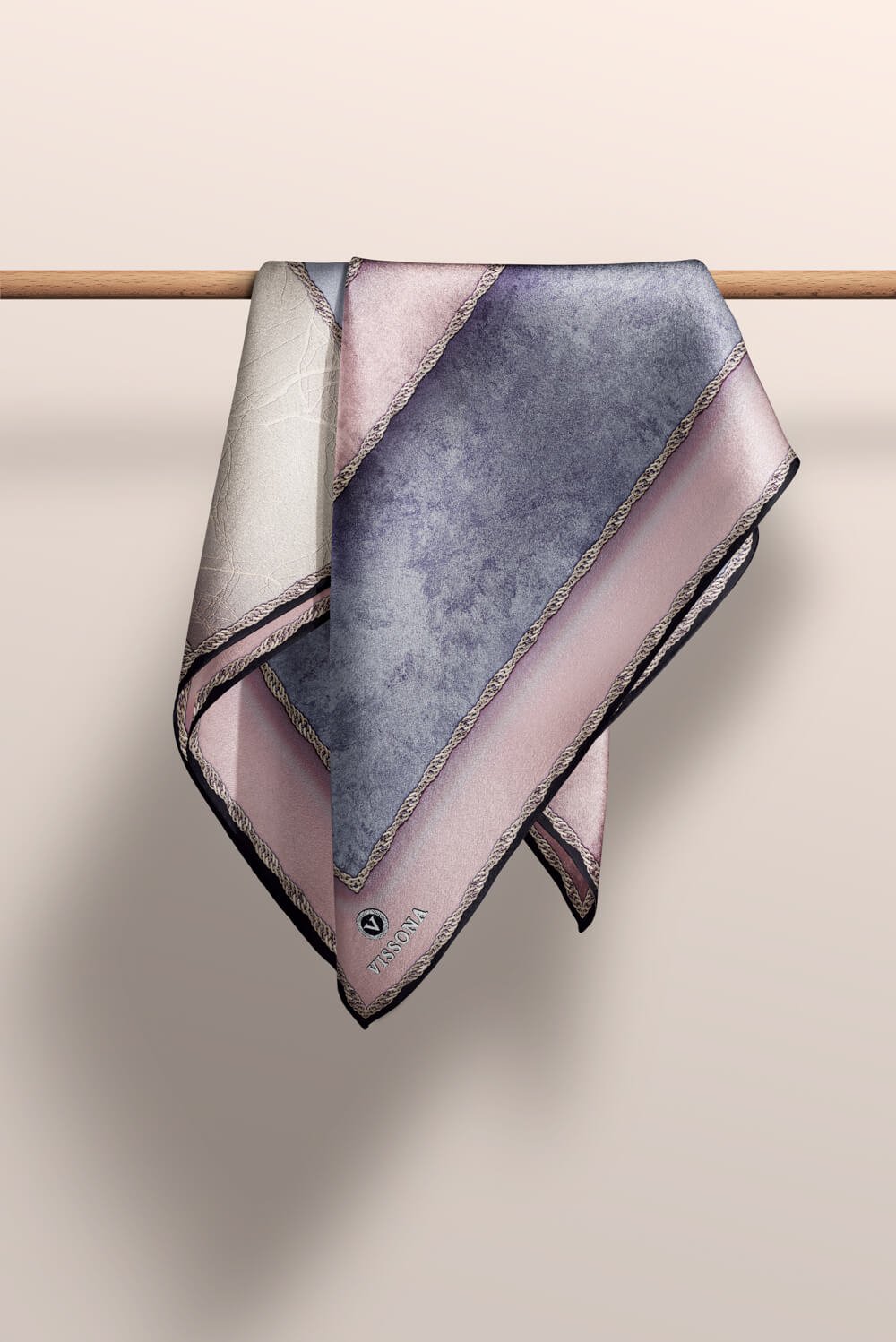 % 57 İPEK % 43 VİSKON Twill İpek Dokulu Geometrik Desenli Pudra - Gri Renkli 90x90 Eşarp Dikim Şekli : El Dikişi