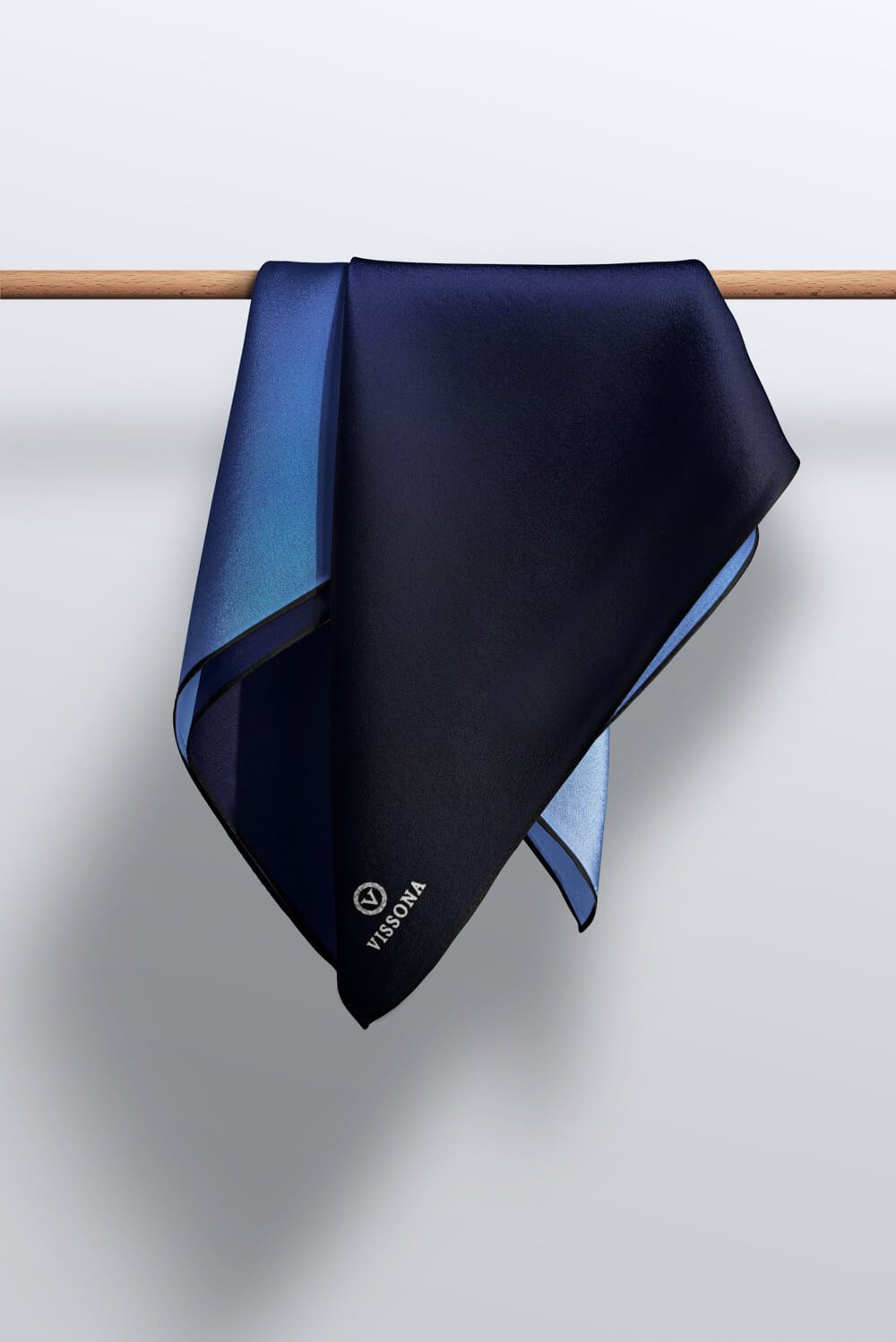 % 57 İPEK % 43 VİSKON Twill İpek Degrade Desenli Buz Mavisi Renkli 90x90 Eşarp Dikim Şekli : El Dikişi
