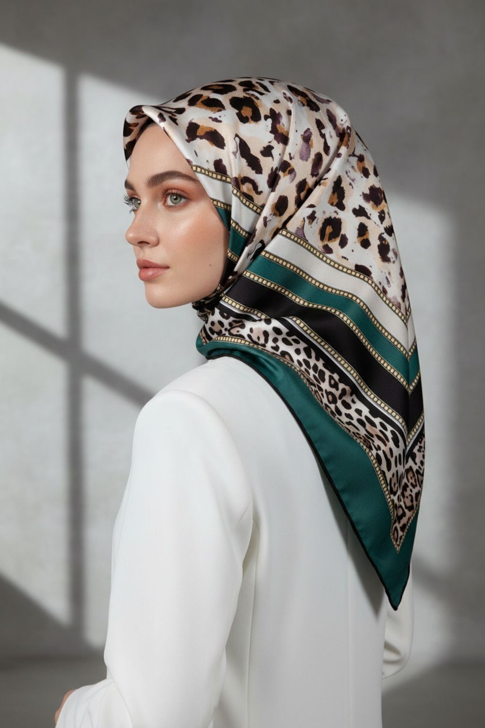 Twill Kemerli ve Leopar Desenli Petrol Yeşili Renkli 90x90 Eşarp (İpek İçermez) Dikim Şekli : El Dikişi