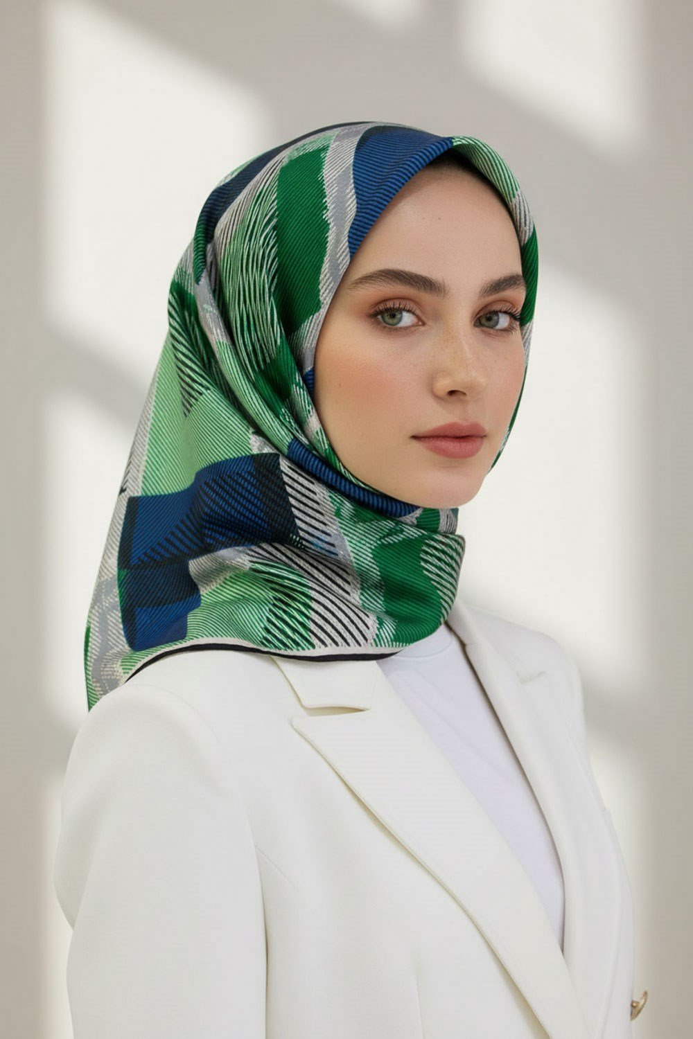 %100 Twill İpek Geometri Desenli Saks - Zümrüt Yeşili Renkli 90x90 Eşarp Kenar Dikiş Şekli El Dikişli