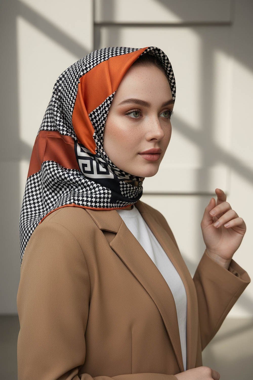 %100 Twill İpek Kazayağı Desenli Turuncu - Taba Renkli 90x90 Eşarp Dikim Şekli : El Dikişi