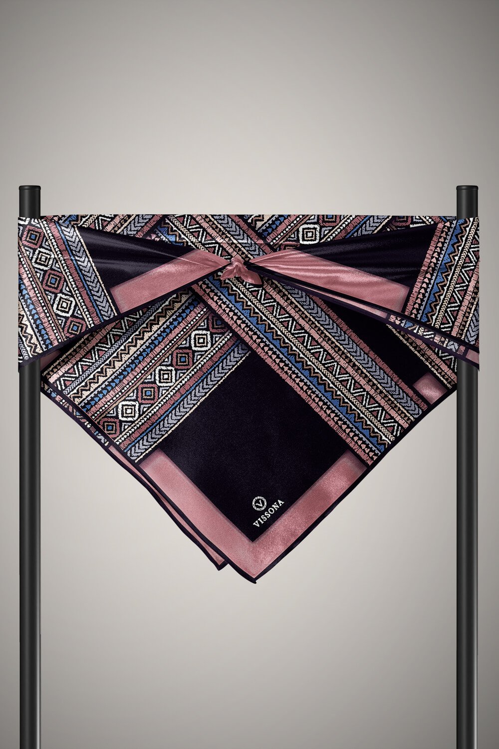% 57 İPEK % 43 VİSKON Twill İpek Etnik Desenli Gül Kurusu - Siyah Renkli 90x90 Eşarp Dikim Şekli : El Dikişi