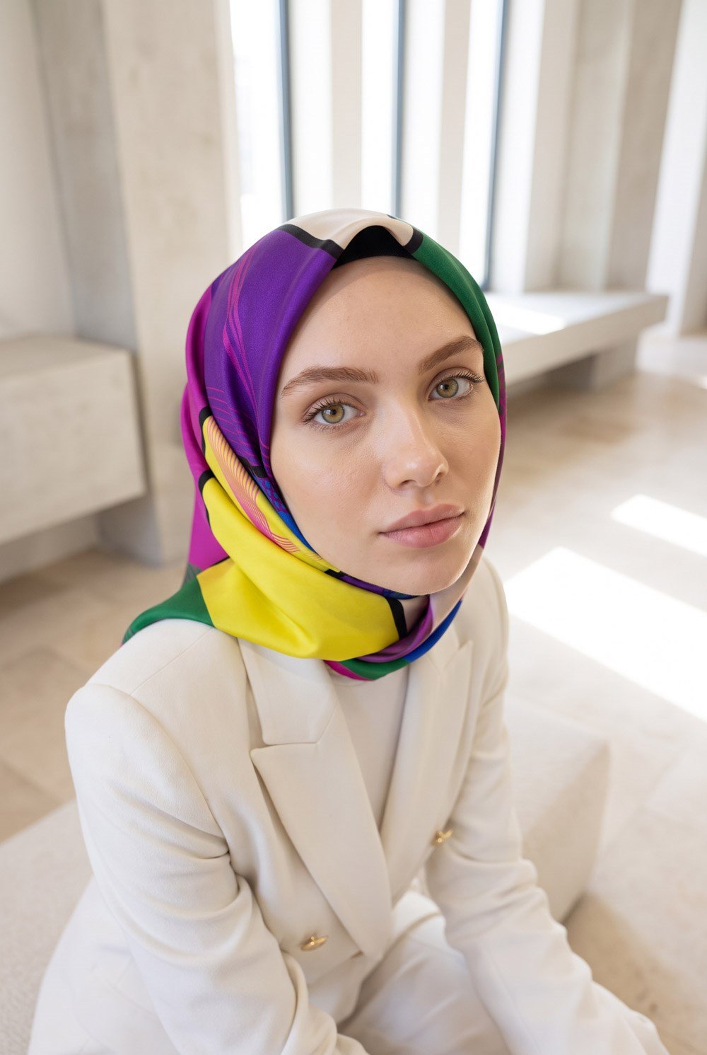 %100 Twill İpek Geometrik Desenli Zümrüt Yeşili - Fuşya Renkli 90x90 Eşarp Dikim Şekli : El Dikişi