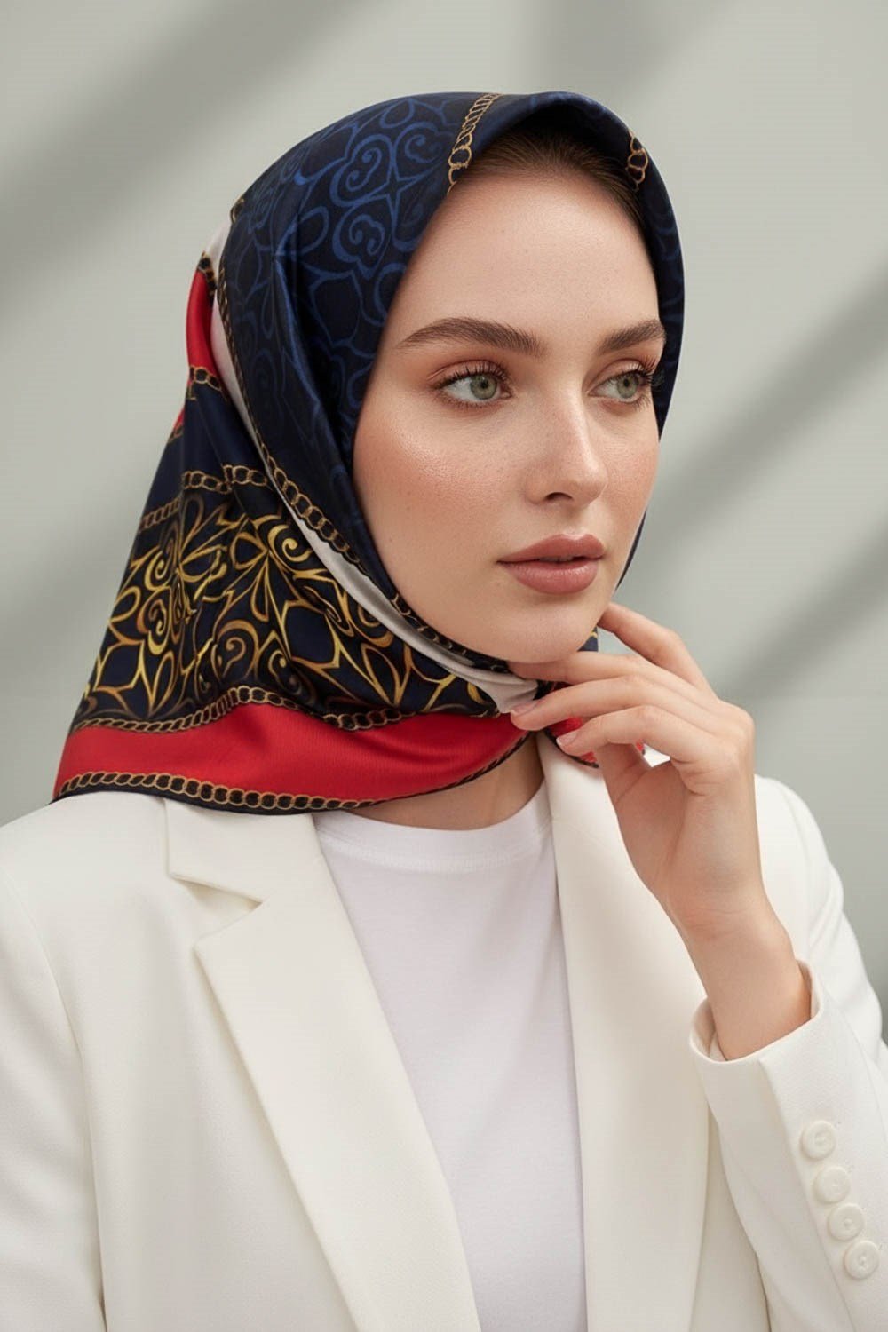 %100 Twill İpek Zincirli Ve Etnik Desenli Kırmızı - Lacivert Renkli 90x90 Eşarp Dikim Şekli : El Dikişi