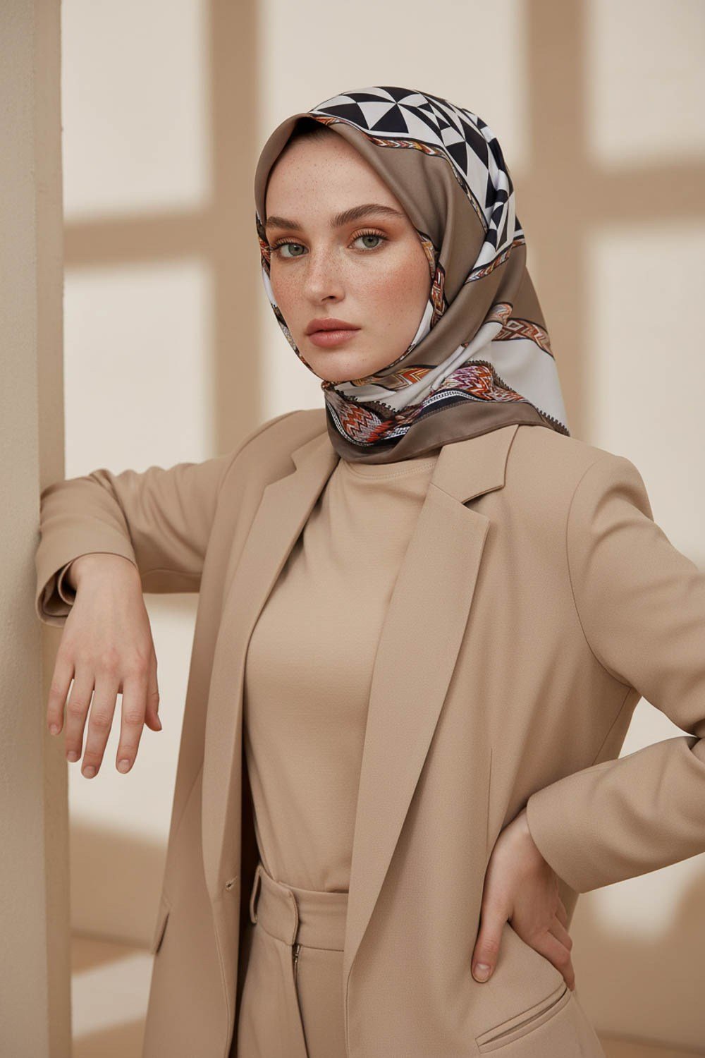 Kristal Geometrik Desenli Bej - Krem Renkli 90x90 Dikim Şekli : El Dikişi Eşarp (İpek İçermez)