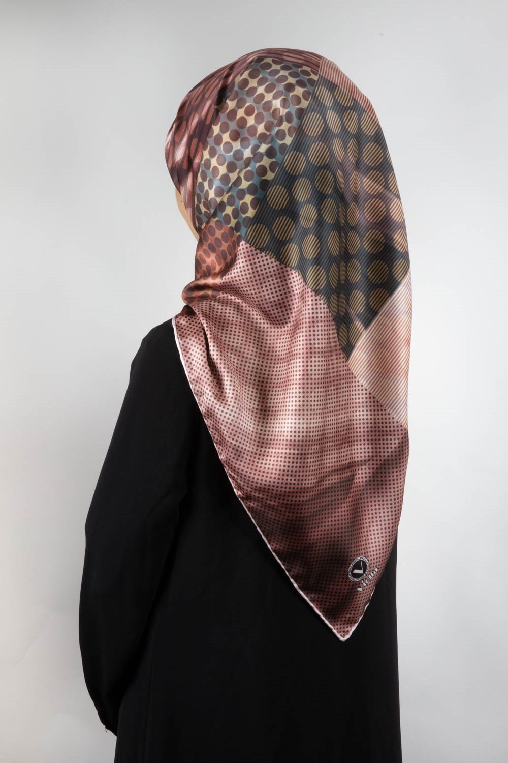 Twill Geometrik Desenli Bakır Renkli 90x90 Eşarp (İpek İçermez) Kenar Dikiş Şekli El Dikişli