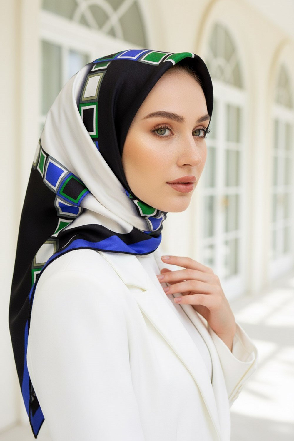 %100 Twill İpek Geometrik Desenli Saks - Zümrüt Yeşili Renkli 90x90 Eşarp Dikim Şekli : El Dikişi