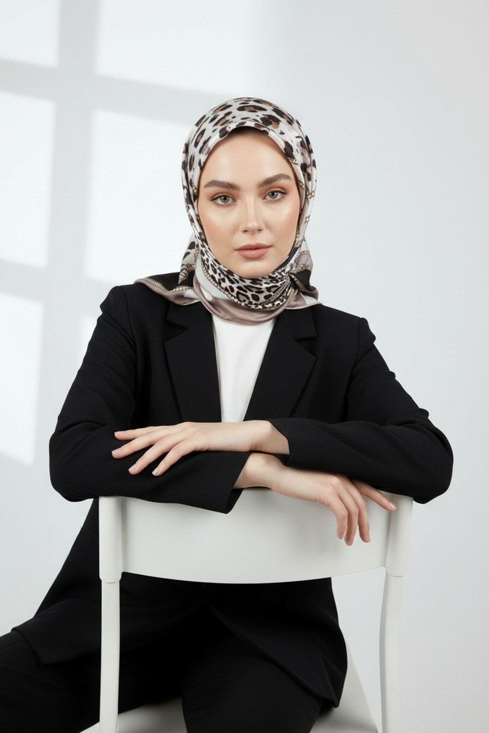 Twill Kemerli ve Leopar Desenli Bej Renkli 90x90 Eşarp (İpek İçermez) Dikim Şekli : El Dikişi
