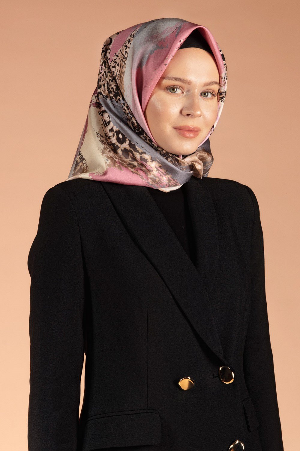 %100 Twill İpek Leopar ve Fırça Desenli Bej - Pudra Renkli 90x90 Eşarp Dikim Şekli : El Dikişi