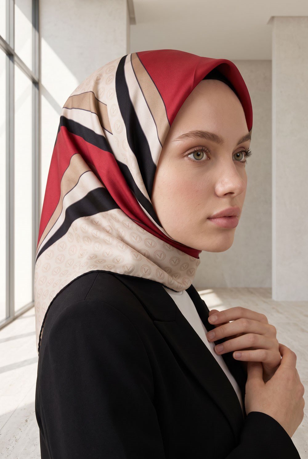 %100 Twill İpek Monogram Ve Geometrik Desenli Bordo - Krem Renkli 90x90 Eşarp Dikim Şekli : El Dikişi