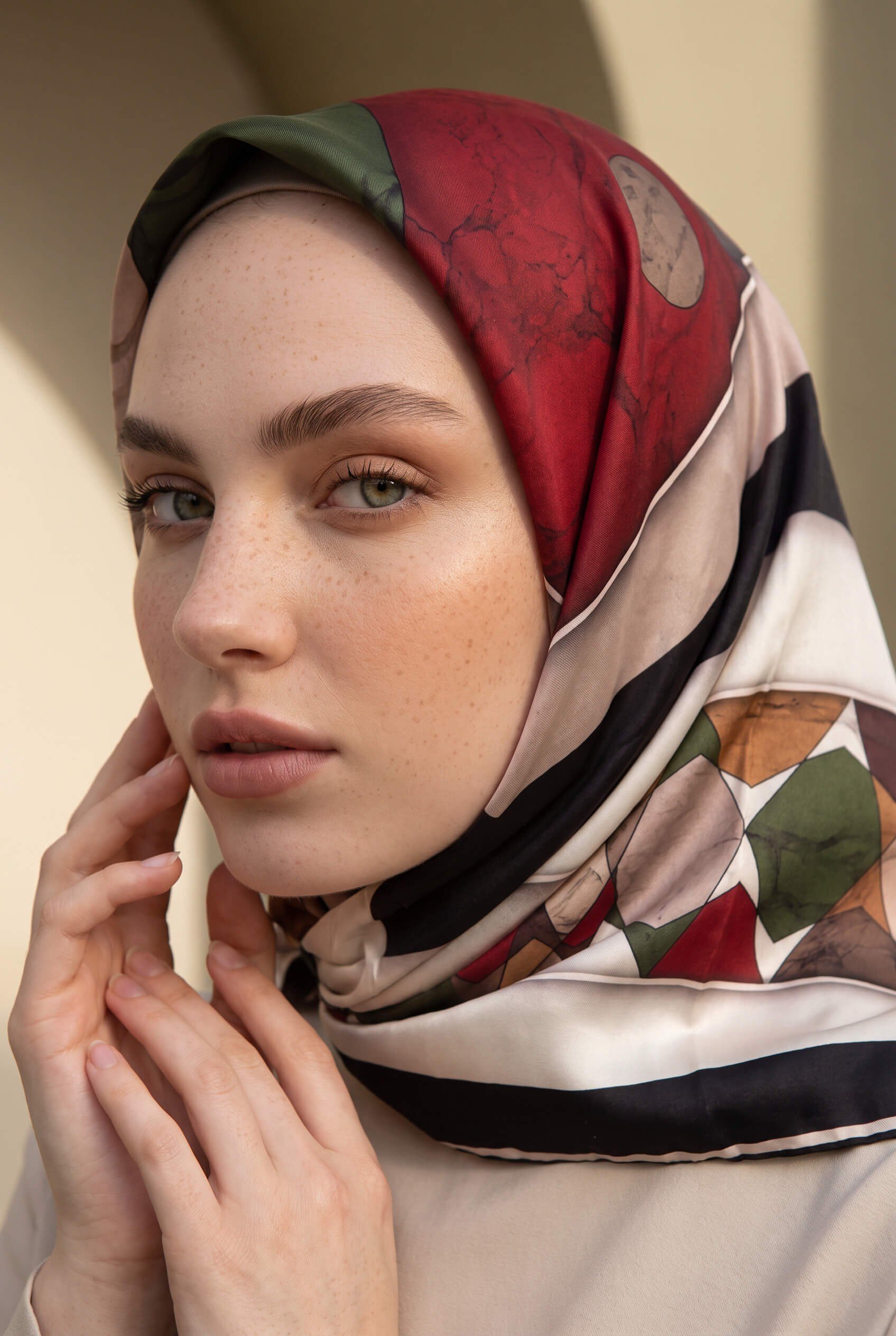 Rayon Geometrik Mermer Desenli Siyah Renkli 90x90 Eşarp (İpek İçermez) Kenar Dikiş Şekli El Dikişli