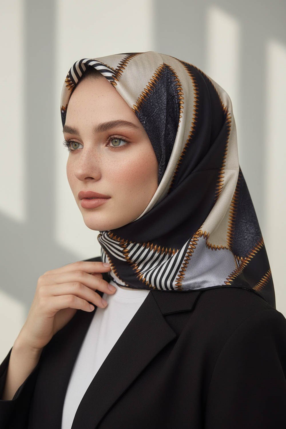 %100 Twill İpek Geometrik Desenli Gümüş - Siyah Renkli 90x90 Eşarp Dikim Şekli : El Dikişi