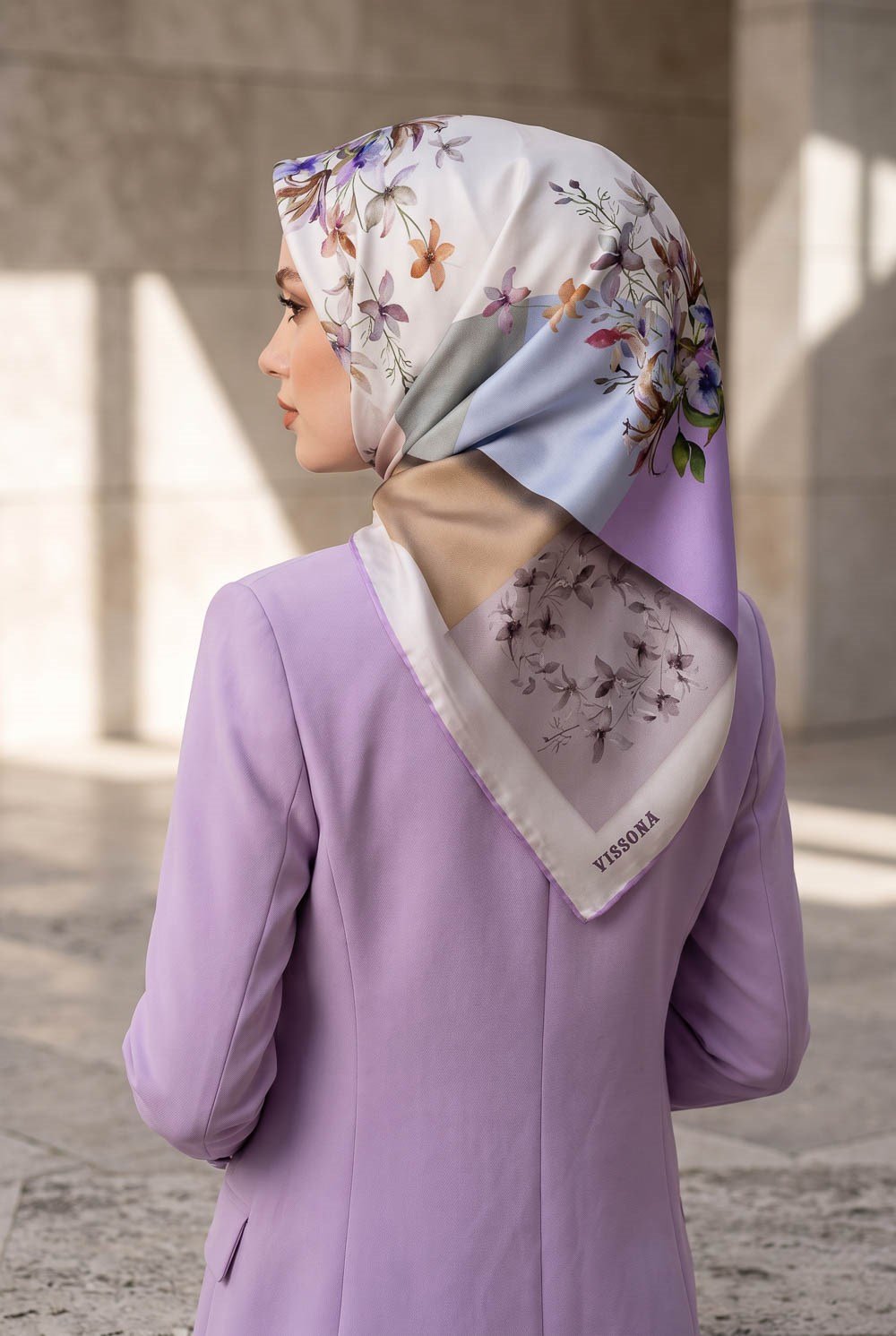 %100 Twill İpek Kareli Ve Çıtır Çiçek Desenli Lila - Bej Renkli 90x90 Eşarp Dikim Şekli : El Dikişi