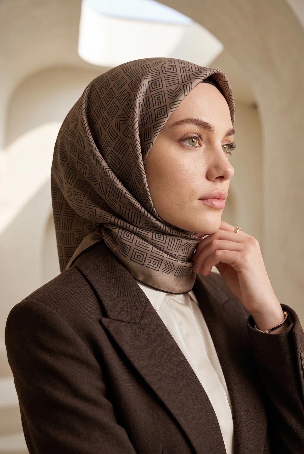 %57 İPEK %43 VİSKON Twill İpek Etnik Motif Desenli Vizon - Siyah Renkli 90x90 Eşarp Dikim Şekli : El Dikişi