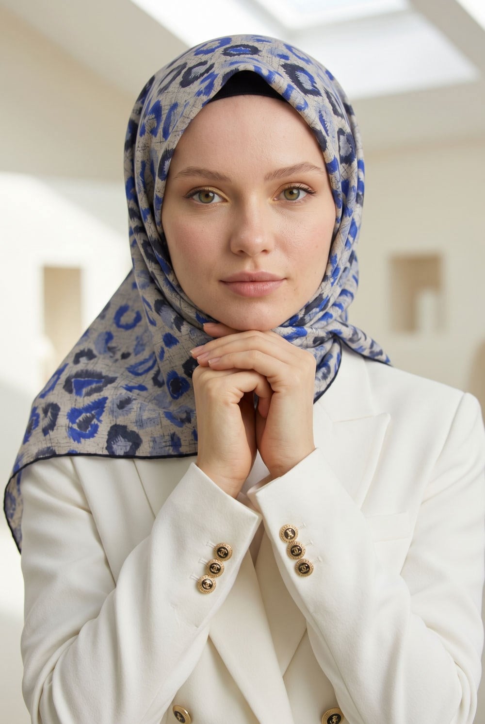 %100 Twill İpek Renkli Leopari Desenli Saks - Gri Renkli 90x90 Eşarp Kenar Dikiş Şekli El Dikişli