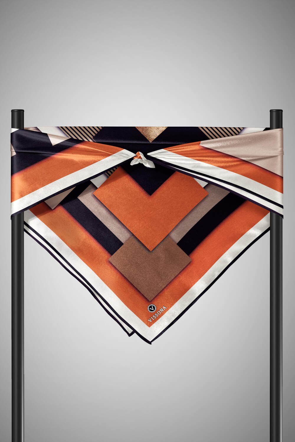 100% Twill İpek Geometrik Desenli Taba - Siyah Renkli 90x90 Dikim Şekli : El Dikişi Eşarp