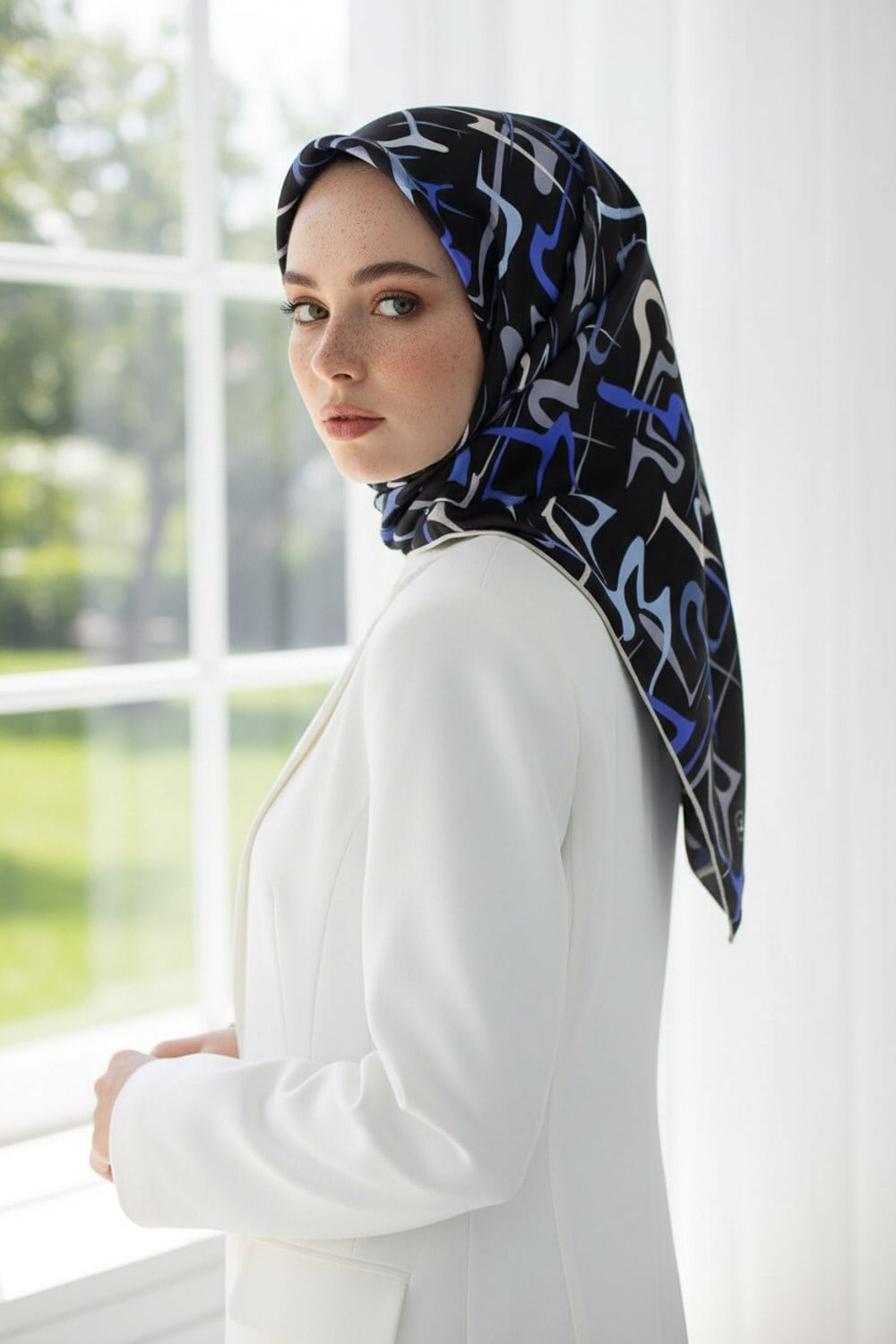 %100 Twill İpek Soyut Geometrik Desenli İndigo - Gri Renkli 90x90 Eşarp Dikim Şekli : El Dikişi